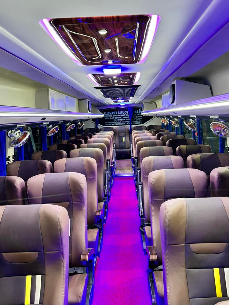 حافلة من الداخل — إضاءة مميزة